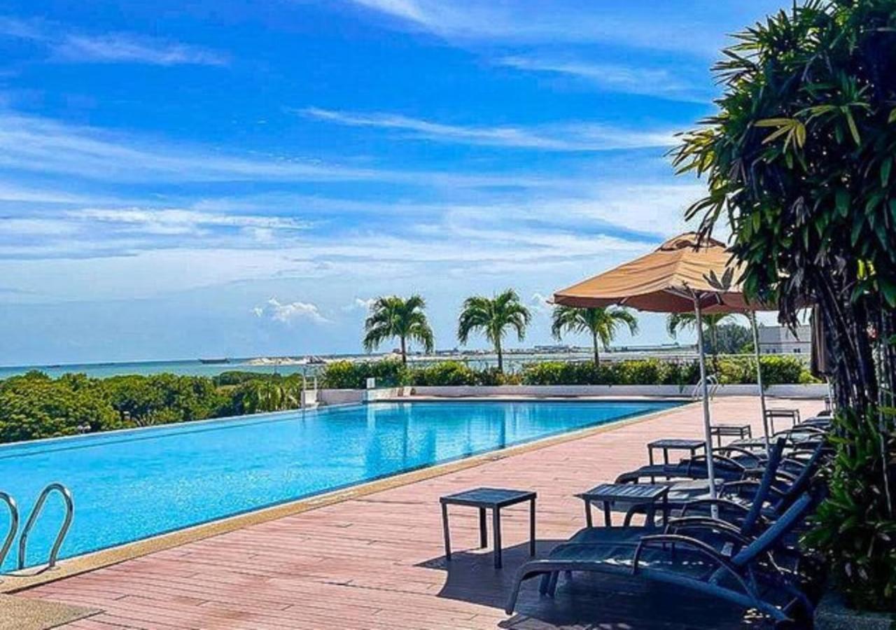 Holiday Inn Melaka By Ihg Exterior photo Infinity pool at the 10th floor of the hotel